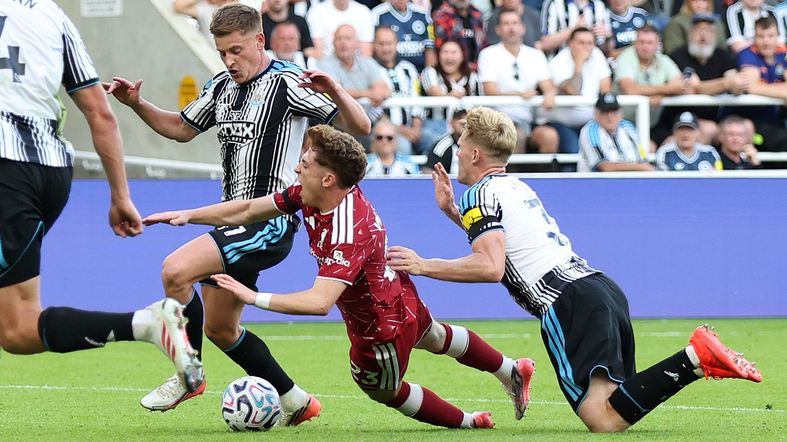 裁判观察与英超周末反应直播！德莫特·加拉赫评估重要裁判决定